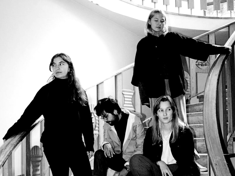 Bandet Duschpalatset beståendes av fyra personer som står i en trappa.